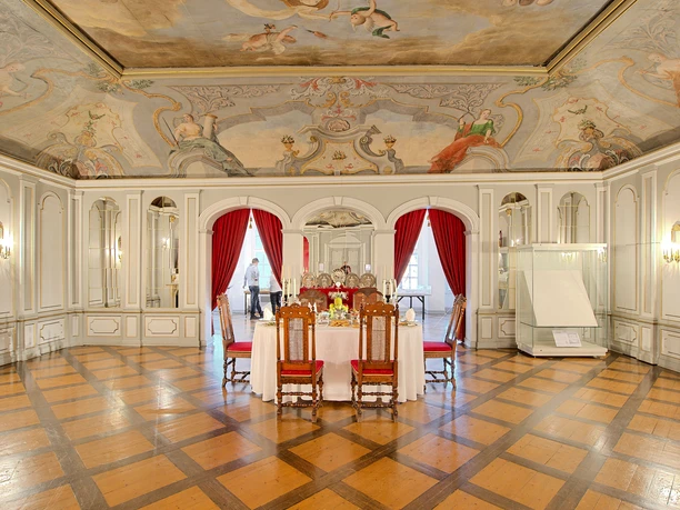 Schloss-Wolfenbuettel-Venussaal.jpg Saal mit historischem Deckengemälde und Kassetten-Parkettboden