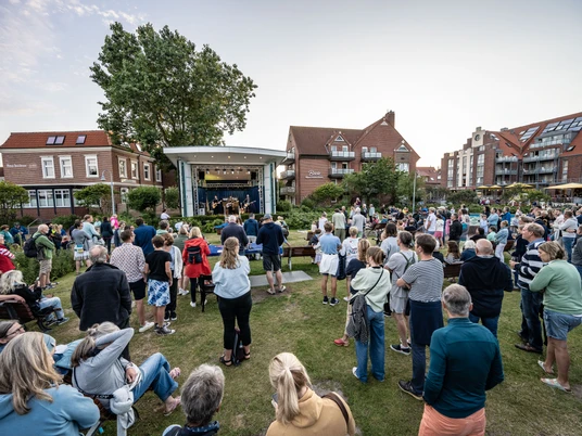 Juistival - Das Musikfestival auf Juist.jpg Juistival - Das Musikfestival auf JuistJuistival - The music festival on JuistJuistival - Musikfestivalen på JuistJuistival - Het muziekfestival op Juist