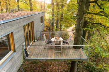 Die Terrasse eines Baumhauses Die Terrasse eines Baumhauses