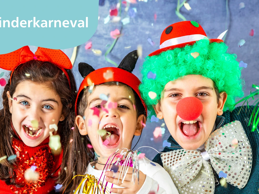 Kinderkarneval.png Kinder in bunten Kostümen und Hüten lachen fröhlich, während bunte Konfetti in der Luft wirbeln.