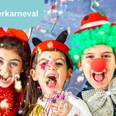 Kinderkarneval.png Kinder in bunten Kostümen und Hüten lachen fröhlich, während bunte Konfetti in der Luft wirbeln.