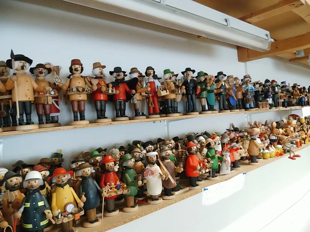 Regal mit Weihnachtsfiguren in der Drechslerei Kuhnert
