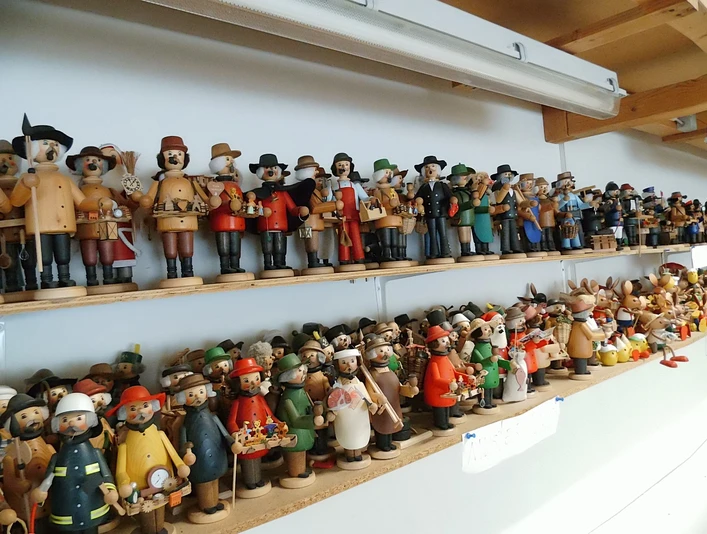 Regal mit Weihnachtsfiguren in der Drechslerei Kuhnert