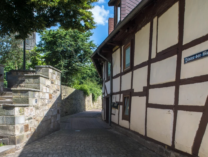 Hinter der Mauer Hinter der Mauer