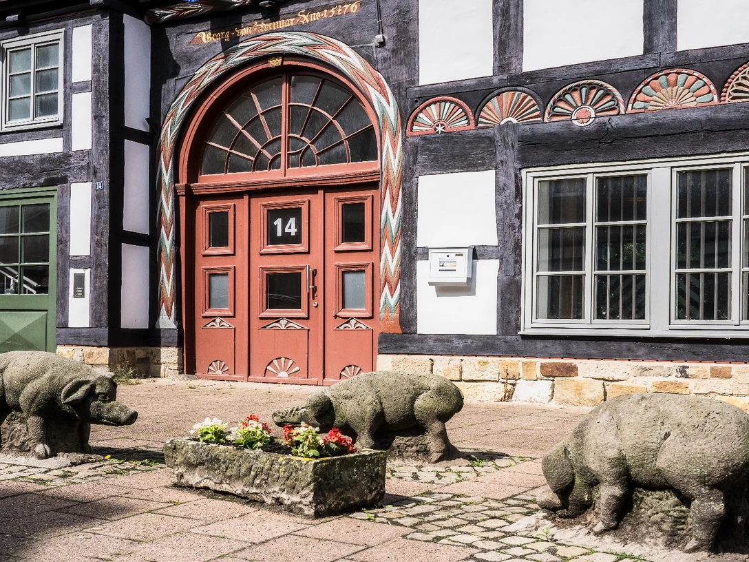 Drei steinerne Schweinskulpturen Drei steinerne Schweinskulpturen