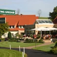 golfplatz_eggeberg_1_.jpg Ein Golfclub mit gepflegten Grünflächen, Sonnenschirmen und Hinweisschildern zur Driving-Range.