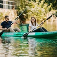 Green Kayak des Stadthafen Leipzig - Nachhaltigkeit in Leipzig Zwei Personen sitzen in einem Green Kayak des Stadthafen Leipzig auf dem Kanal in Leipzig und können nebenbei Müll einsammeln, Wasserstadt Leipzig, Nachhaltigkeit