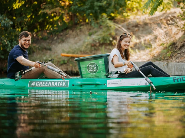 Green-Kayak-Paddeln-Umwelt-säubern-Nachhaltigkeit-Philipp-Kirschner-leipzig-travel.jpg zwei Personen in einem Green Kayak auf einem Kanal in Leipzig
