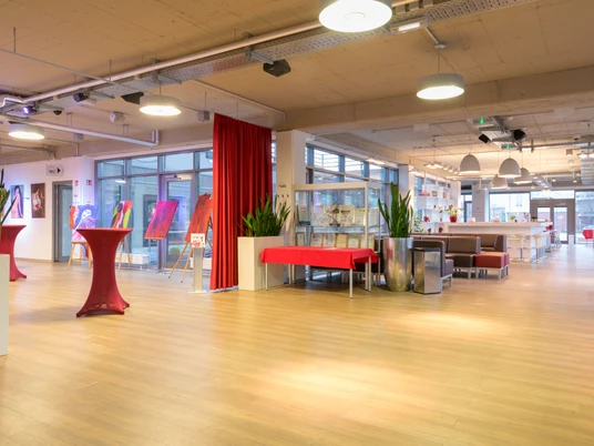 Schmidt Terminal Heller und moderner Veranstaltungsraum mit roten Akzenten.