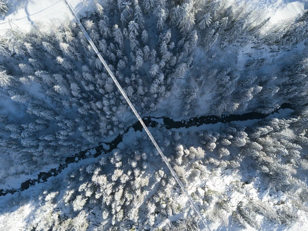 Goms Bridge in einer verschneiten Winterlandschaft