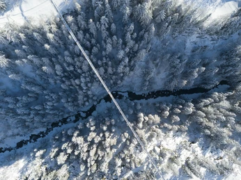 Goms Bridge in einer verschneiten Winterlandschaft Goms Bridge in einer verschneiten Winterlandschaft