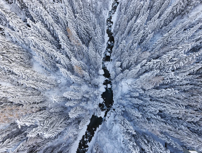 Goms Bridge in einer verschneiten Winterlandschaft