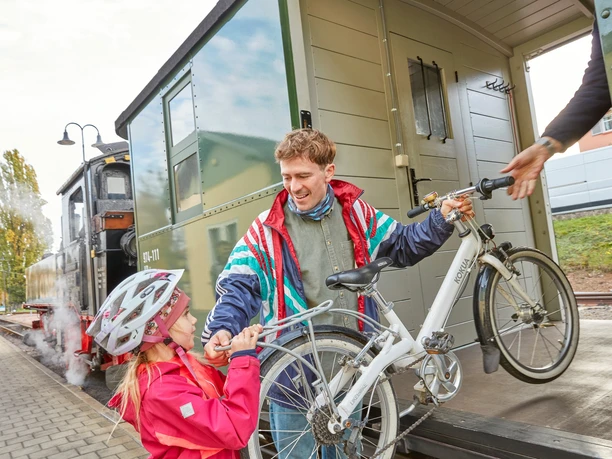 Ausladen von Fahrrädern aus der Lößnitzgrundbahn