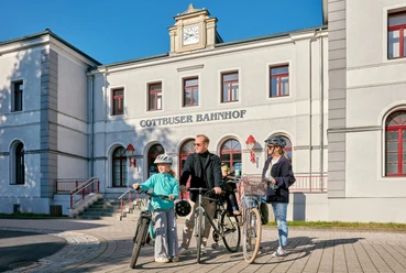 Familie vor Bahnhof Großenhain