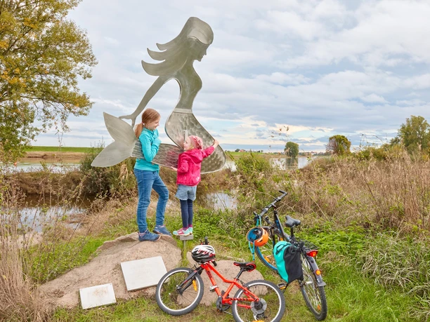 Kinder spielen am Nixstein in Strehla