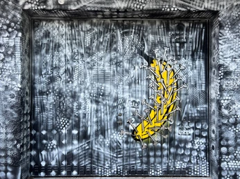 Spraygrammtechnik Bananensprayer Winckelmannstraße 11 3 Auf dem Bild ist ein bemaltes Garagentor zu sehen. Zentral befindet sich eine grafisch gestaltete gelbe Banane, umringt von grauen Sprühnebeln, Formen und Mustern, die eine lebendige urbane Kunstszenerie darstellen.The picture shows a painted garage door. In the center is a graphically designed yellow banana, surrounded by grey spray mist, shapes and patterns that represent a lively urban art scene.