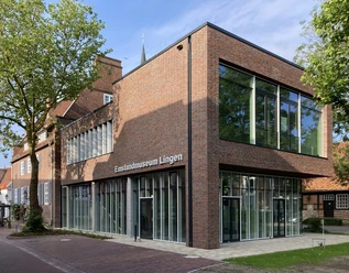 Emslandmuseum.jpg Backsteingebäude mit moderner Glasfassade und dem Schriftzug Emslandmuseum Lingen an der Vorderseite
