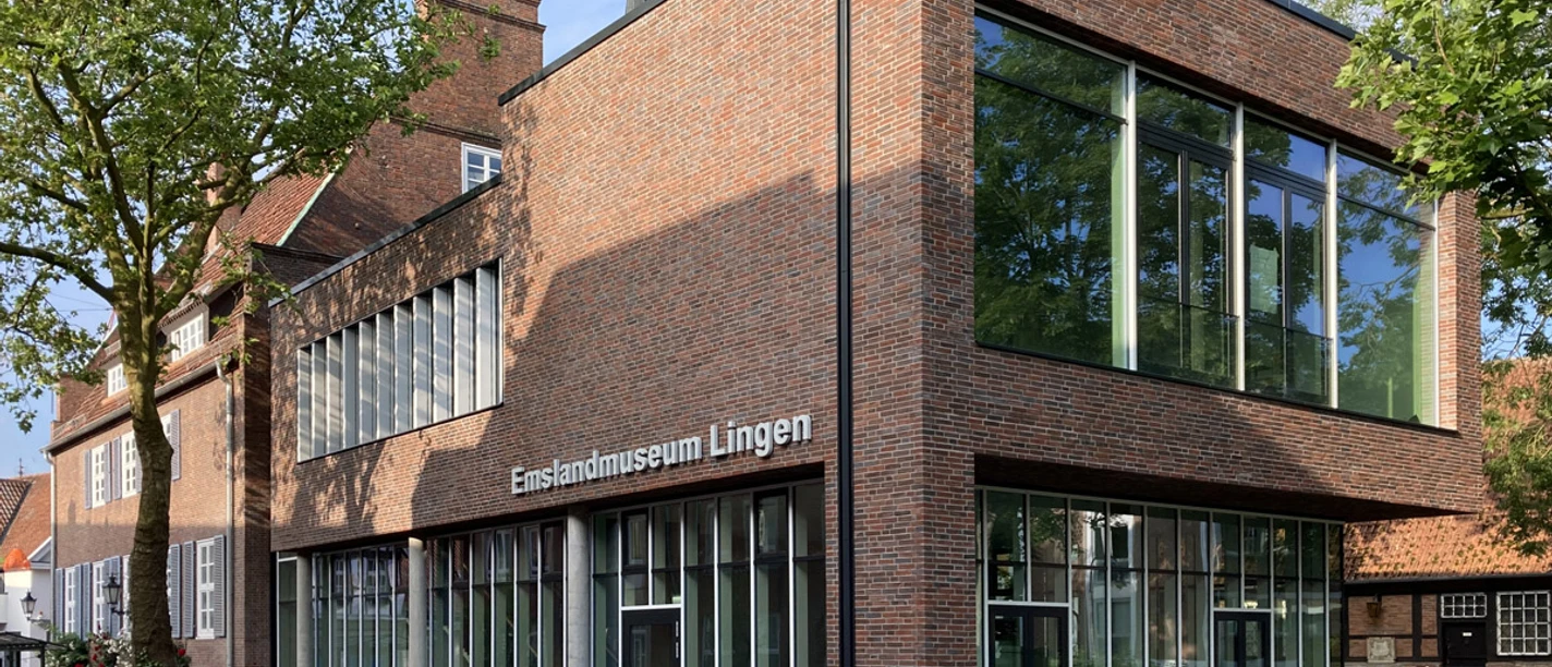Emslandmuseum.jpg Backsteingebäude mit moderner Glasfassade und dem Schriftzug Emslandmuseum Lingen an der Vorderseite