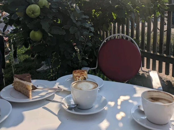 Káva a koláč na zahrádce kavárny Café im Pfarrhaus