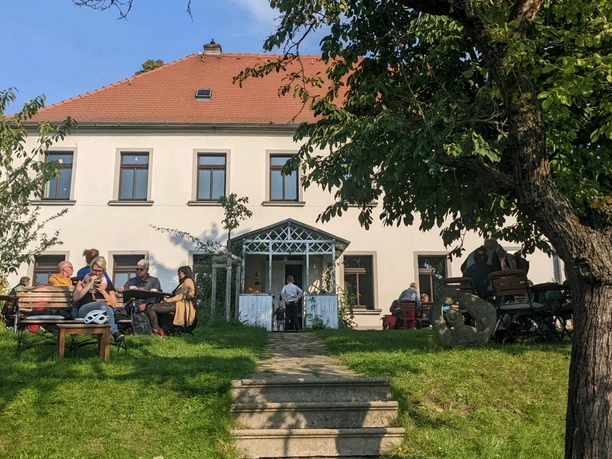 Kavárna na faře a její zahrada se zákazníky