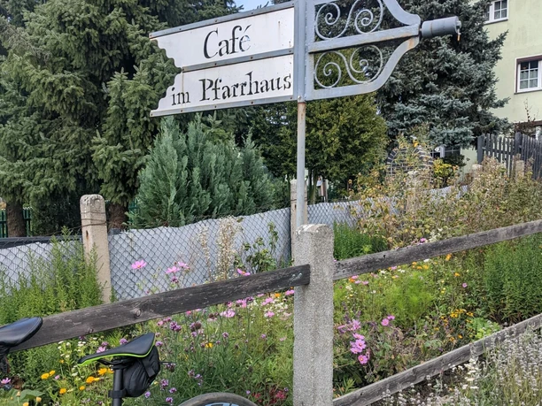Znak z napisem "Café im Pfarrhaus"