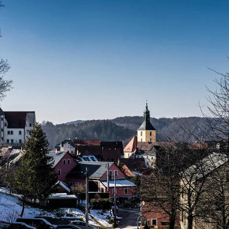 Blick auf das winterliche Hohnstein