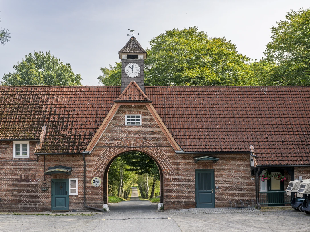 Hamburger Land- und Golf-Club Hittfeld Eingangstor Hamburger Land- und Golf-Club HittfeldEntrance gate Hamburger Land- und Golf-Club HittfeldPorte d'entrée du Hamburger Land- und Golf-Club HittfeldToegangspoort Hamburger Land- und Golfclub HittfeldIndgangsport Hamburger Land- und Golf-Club Hittfeld