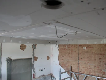 Küche.JPG Renovierungsarbeiten in einer Küche mit blanker Ziegelwand, Baustellengerüst, und unfertiger Decke.