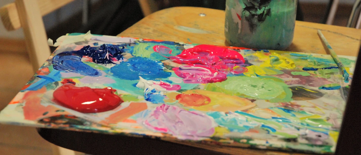 Farbenfroh in der Museumswerkstatt (c) Schloßmuseum Murnau.JPG