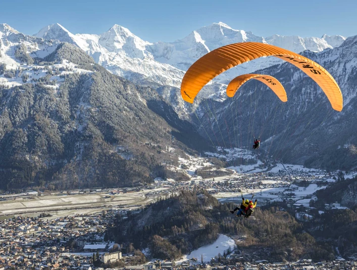 skywings-paragliding-tandemflug-winter-schnee-interlaken-jungfrau.jpg