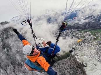 skywings-paragliding-tandemflug-winter-schnee-interlaken-thunersee.jpg