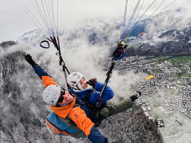 skywings-paragliding-tandemflug-winter-schnee-interlaken-thunersee.jpg