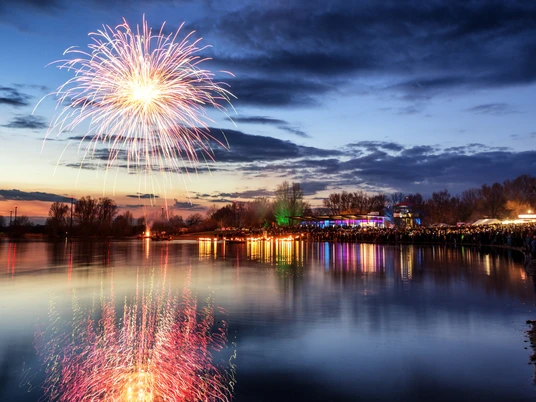 Feuerwerk über dem Salzgittersee beim Fackelschwimmen 2015