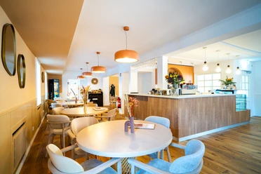 Nahé Café in Monheim am Rhein Modernes Café in Monheim am Rhein, mit stilvollen Holzmöbeln, warmem Licht und einladendem Ambiente.