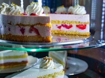 Behlendorf_Torten_Landcafé_Haus am See.jpg