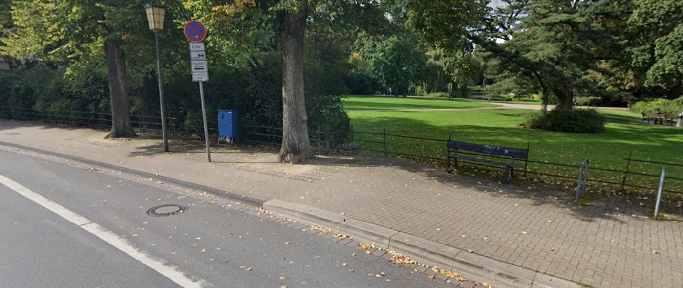 Reisebus-Ein-und-Ausstieg-Schlossplatz-Celle2.jpg Reisebus Ein- und Ausstieg am Schlossplatz Celle