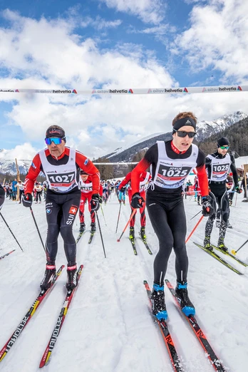 Langlauf Schnee blauer Himmel Wald Rennen