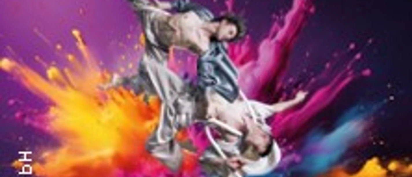 Zwei Akrobat*innen schweben vor buntem Hintergrund beim Feuerwerk der Turnkunst 2026.