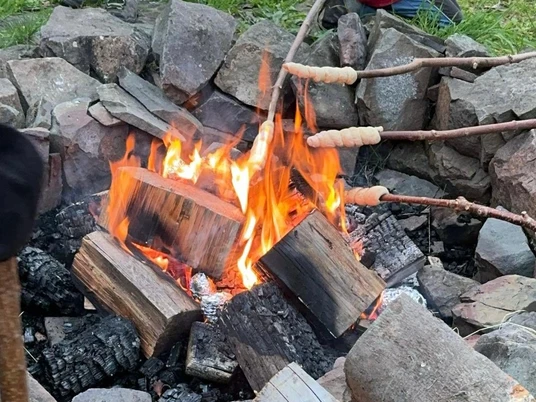 Stockbrot beim Lagerfeuerabend