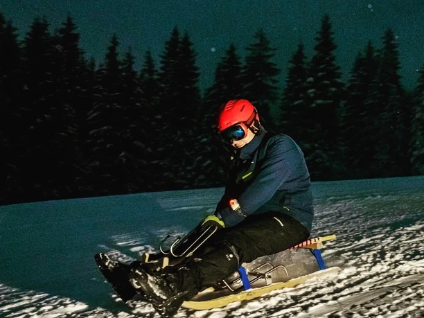 Mit Schuss ins Tal beim Nachtschlitteln