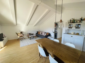 Wohnzimmer Couch mit Esstisch