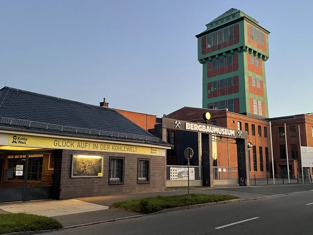 Außenaufnahme KohleWelt, Foto J. Mauermann.jpg Außenansicht der KohleWelt mit historischem Bergbaumuseum und Förderturm bei Sonnenuntergang.