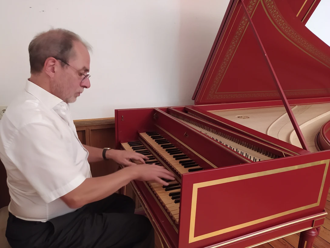 Reinhard Gräler am Cembalo