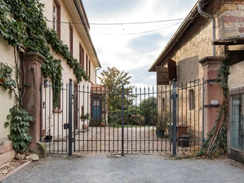 Hoftor zwischen dem Herrenhaus (mit Ferienwohnung) und dem alten Pferdestall