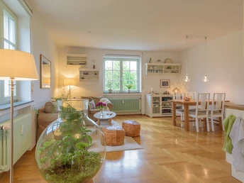 Wohn- und Essbereich, Blick nach Süden über Streuobstwiesen und Pferdekoppeln auf den Merkur, Baden-Badens Hausberg