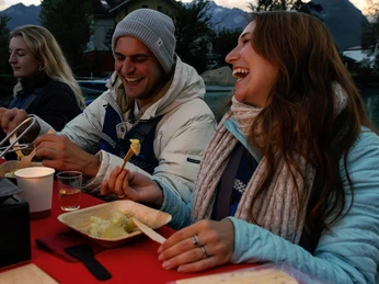 outdoor-switzerland-raclette-rafting-essen.jpg