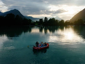outdoor-switzerland-raclette-rafting-unterwegs-brienzseree-abend.jpg