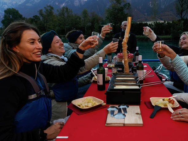 outdoor-switzerland-raclette-rafting-anstossen.jpg