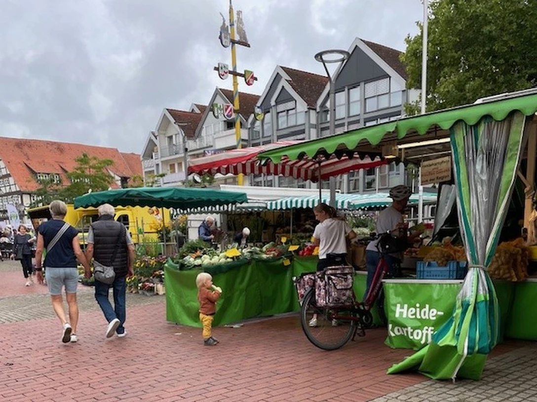 Wochenmarkt Wunstorf Wochenmarkt in Wunstorf mit Ständen voller frischem Obst und Gemüse, bunte Marktszenen im Freien.