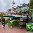 Wochenmarkt Wunstorf Wochenmarkt in Wunstorf mit Ständen voller frischem Obst und Gemüse, bunte Marktszenen im Freien.